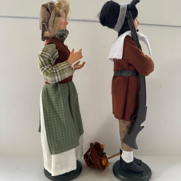 Set 2 Byers Choice Carolers STYLE? Pilgrim Thanksgiving Shotgun Dolls Decor - Picture 6 of 8